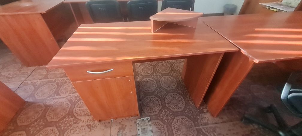 Стіл офісний, шафа для документів, меблі офісні