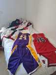 Conjunto de equipamento de basquete incluindo kobe bryant e pau gasol