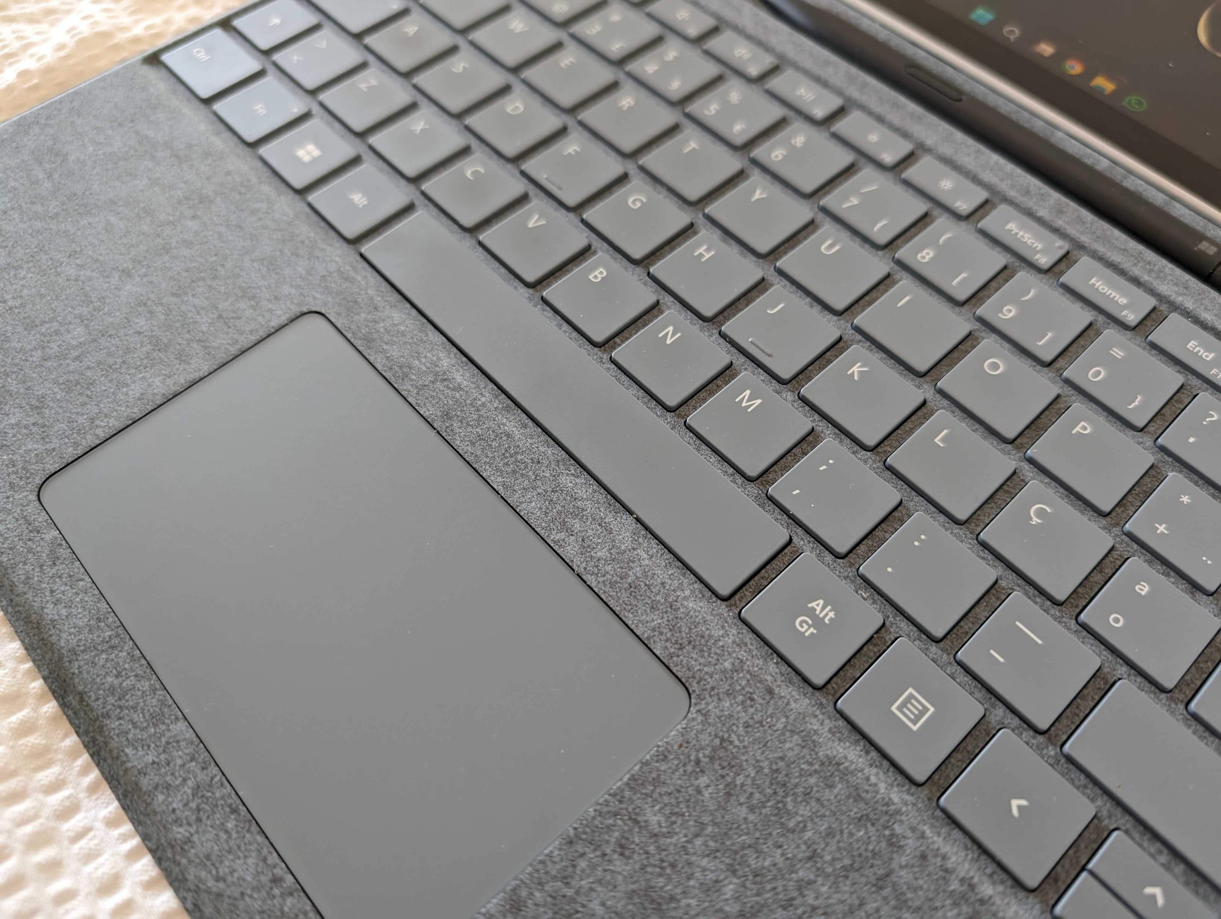 Microsoft Surface Pro 8 1TB + Keyboard Cover PT + Slim Pen 2