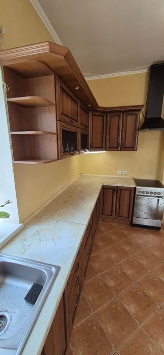 Якісна кутова кухня з класичними фасадами під дерево