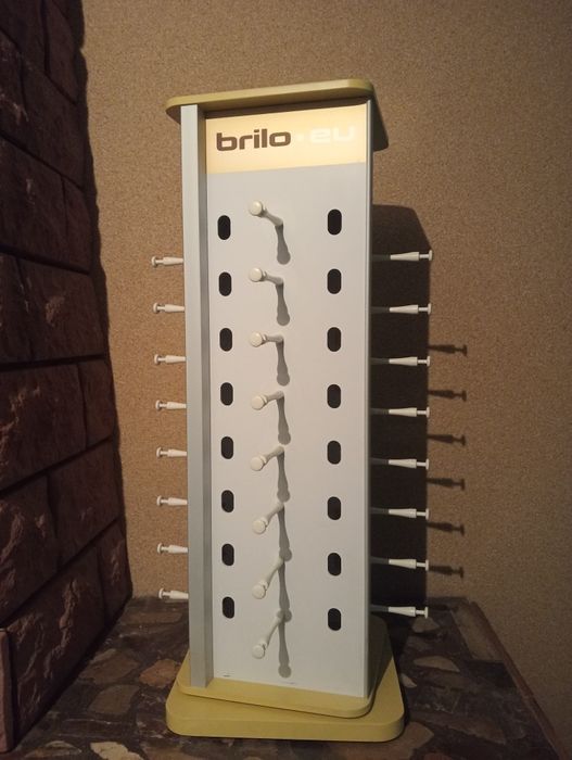 Obrotowy stojak na okulary