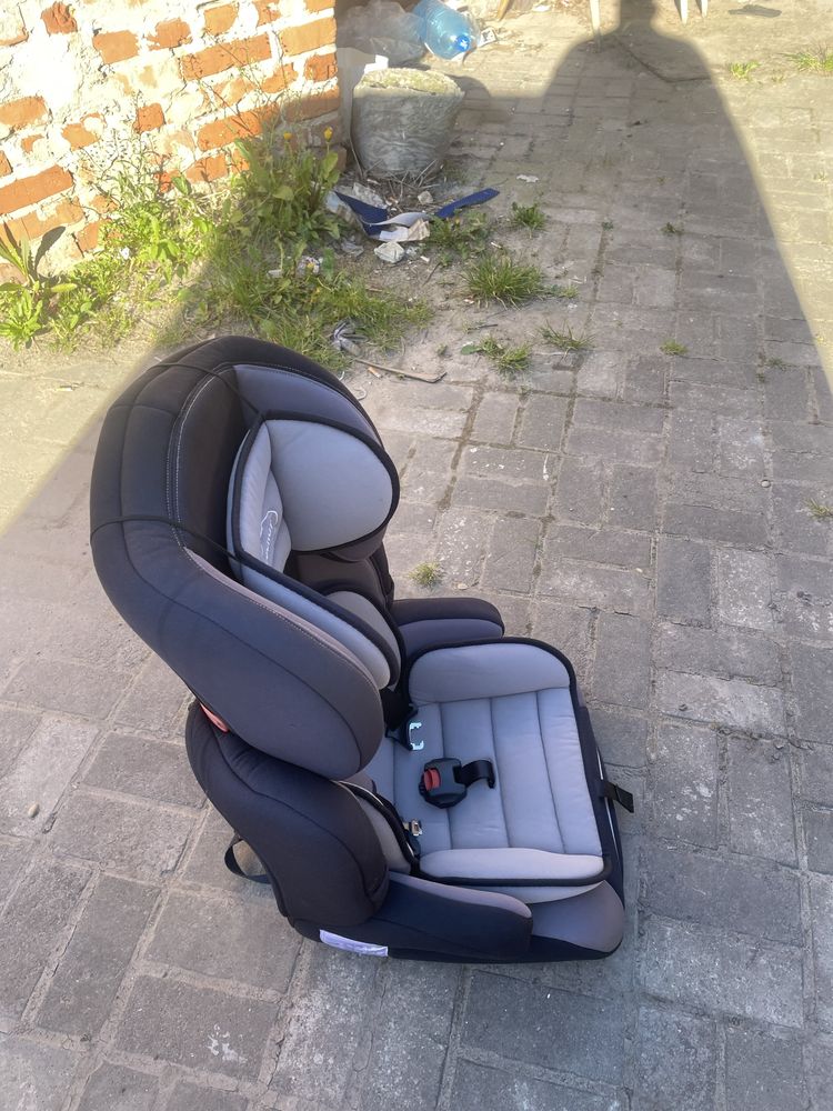 Автомобільне дитяче крісло