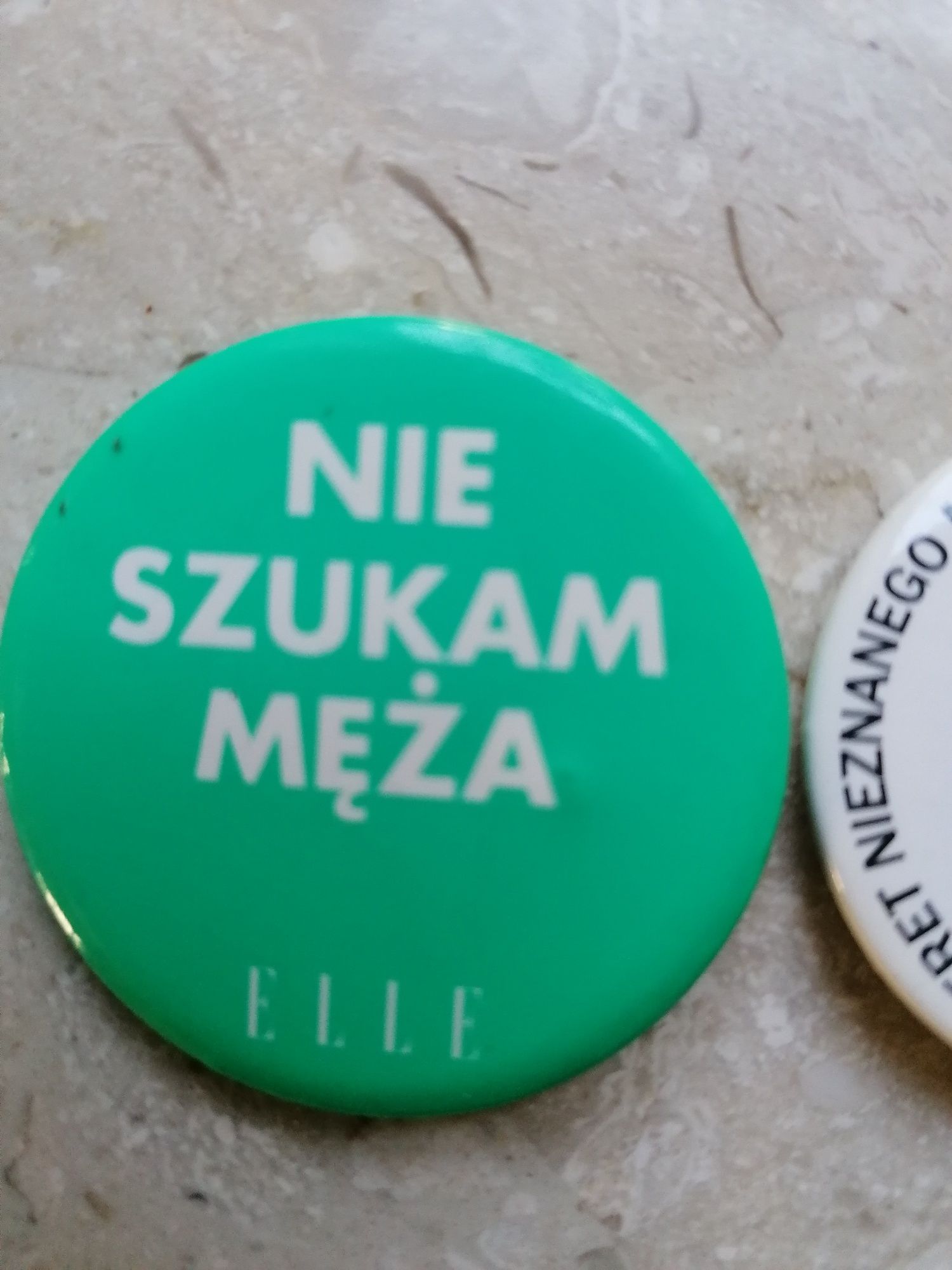 Dwie metalowe przypinki