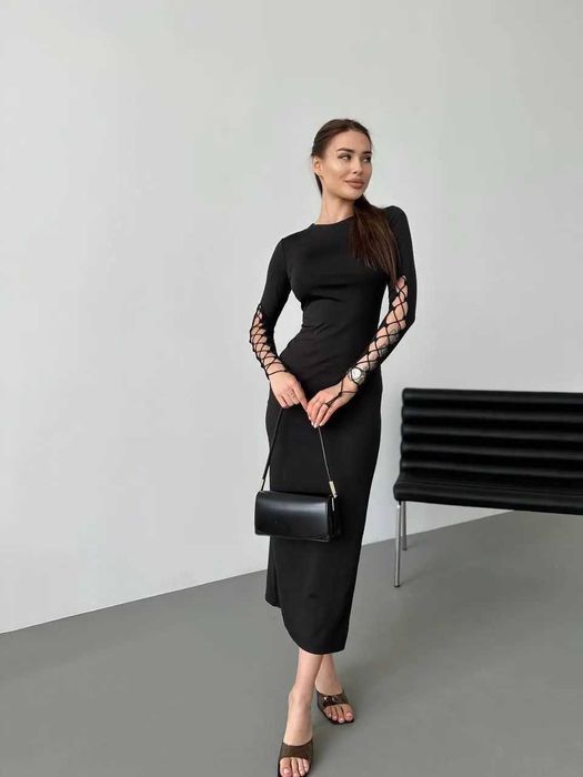 Женское черное платье с разрезом и шнуровкой