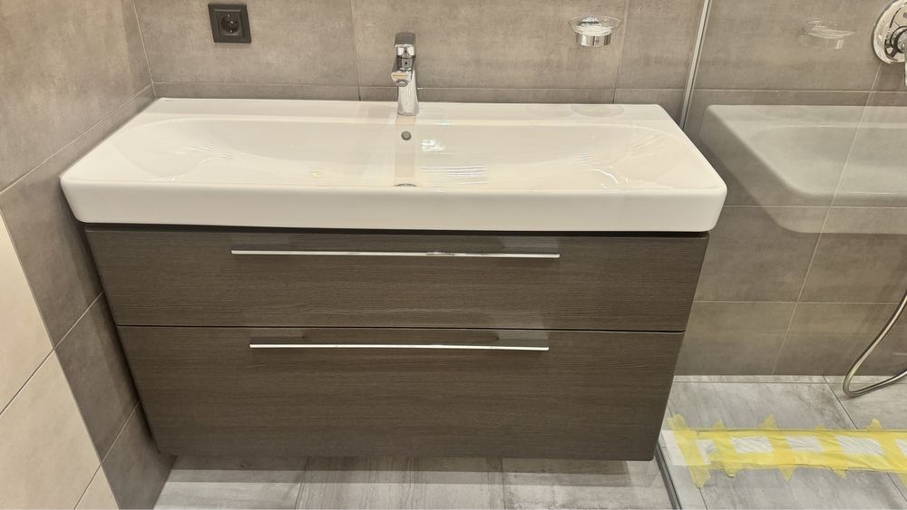 Продам туалетный столик с раковиной и краном