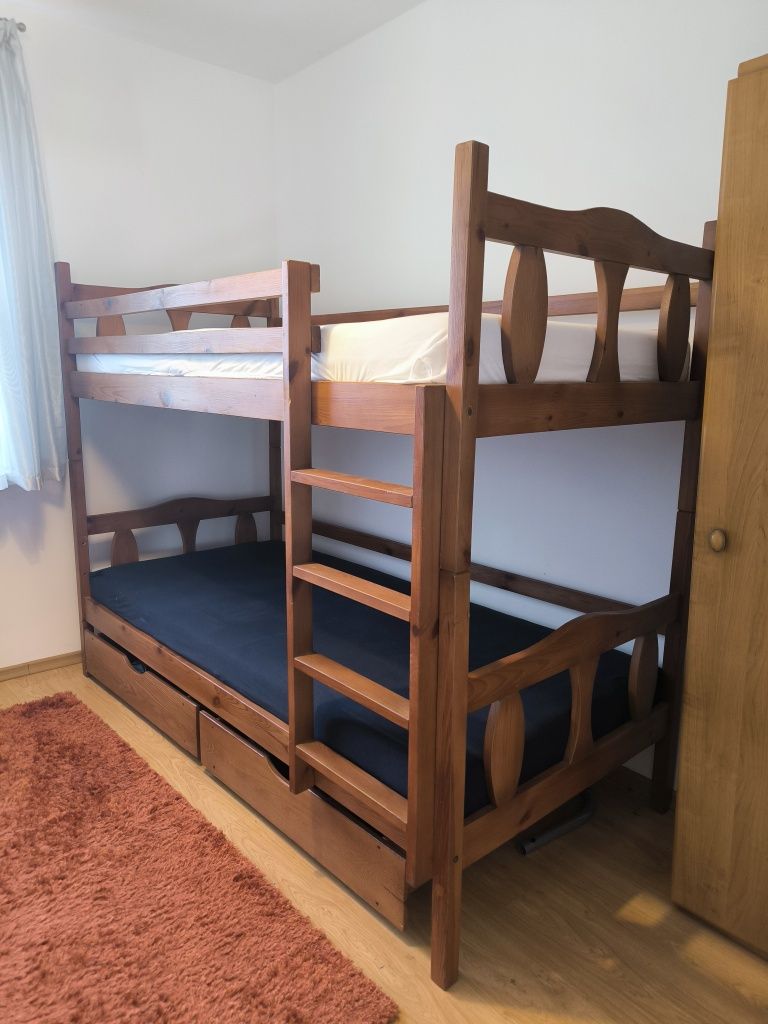 Łóżko piętrowe z materacami