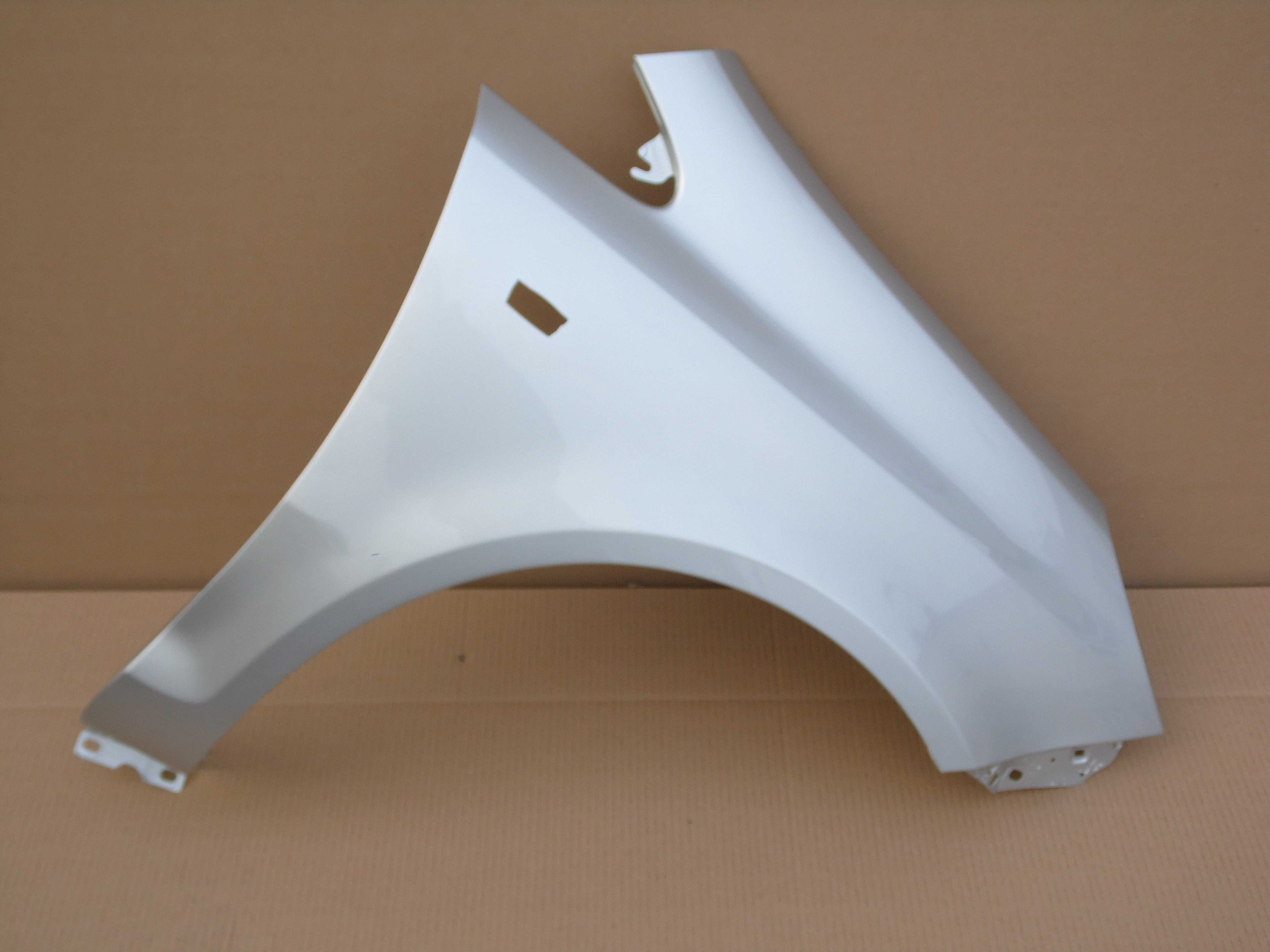 Opel Corsa D 06-14r błotnik prawy srebrny Z157