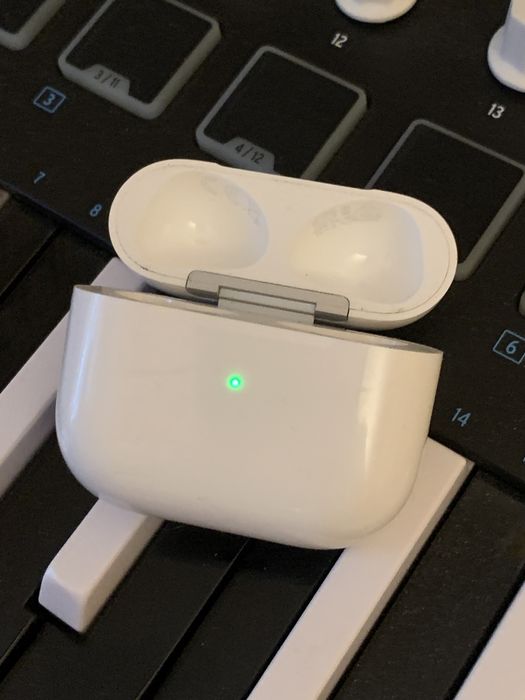 Airpods2 и Airpods 3 magsafe Кейс оригинал!A2566 комплект!