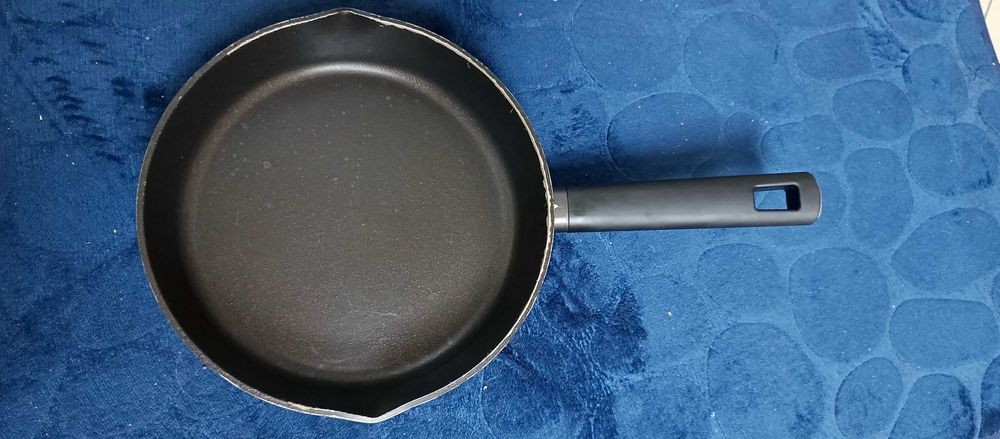 Sprzedam patelnia 20 a 24 cm średnica