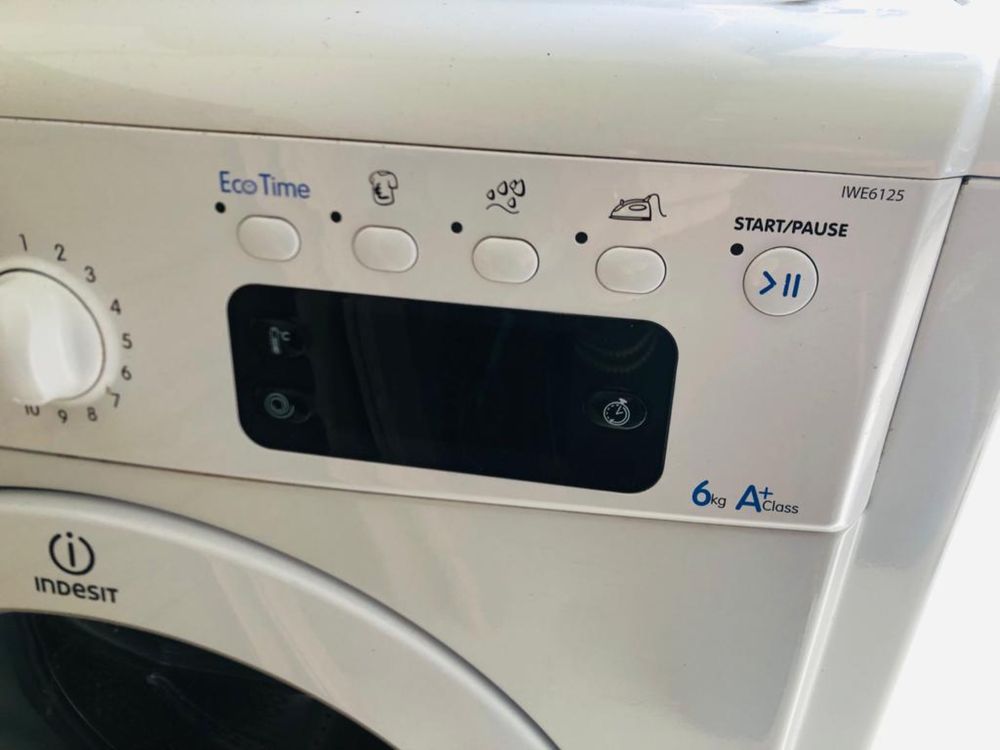 Maquina de lavar roupa de marca Indesit