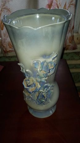 Очень дёшево Продаю керамическую вазу из Богемии.
