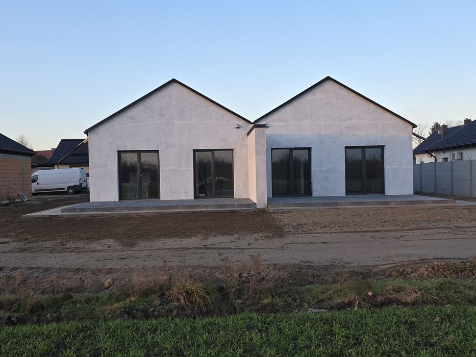 Dom parterowy w zabudowie bliźniaczej