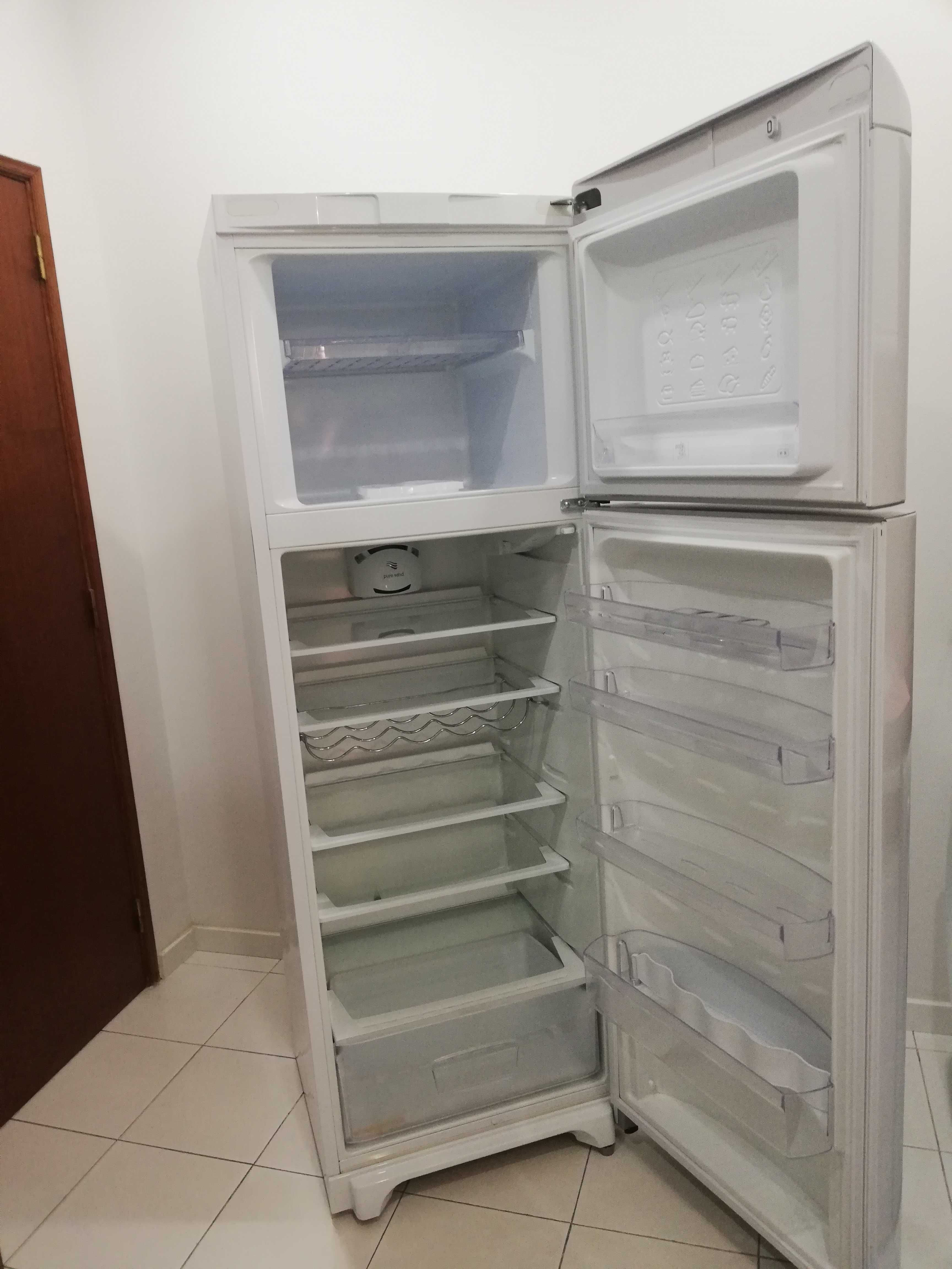 Frigorífico com Congelador INDESIT