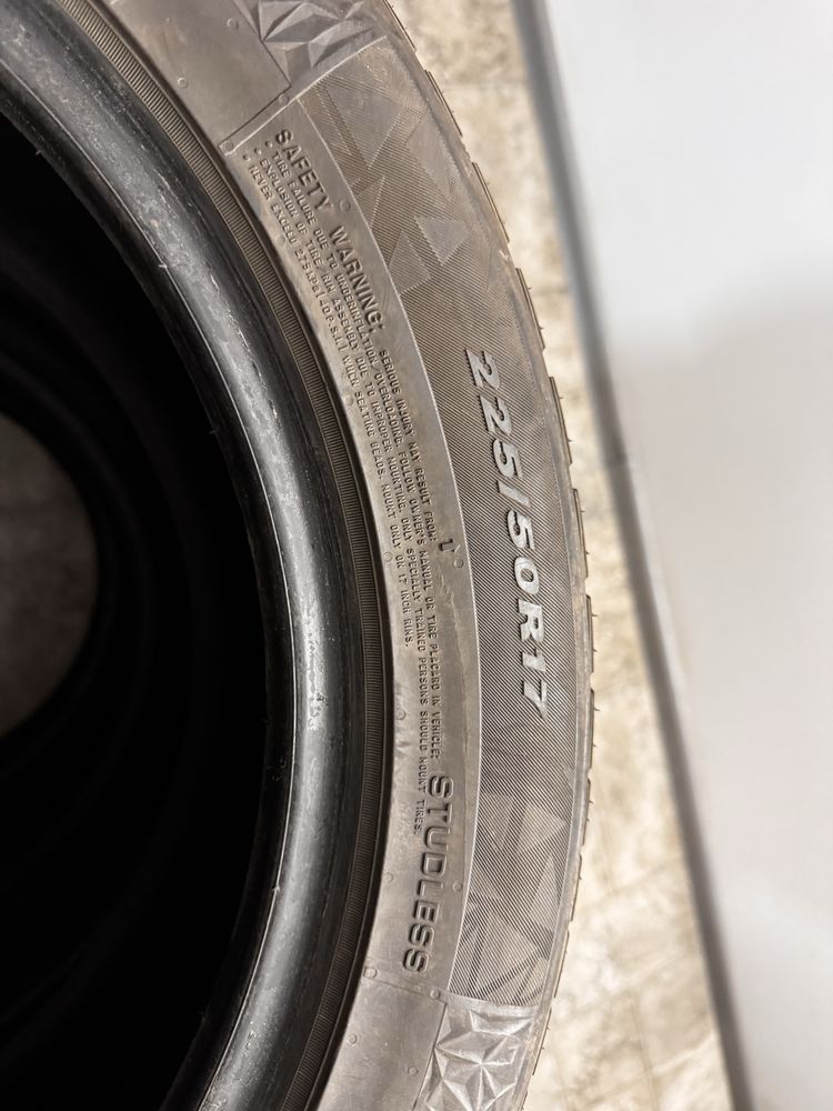 Продам почти новые зимние шины 225/50/R17