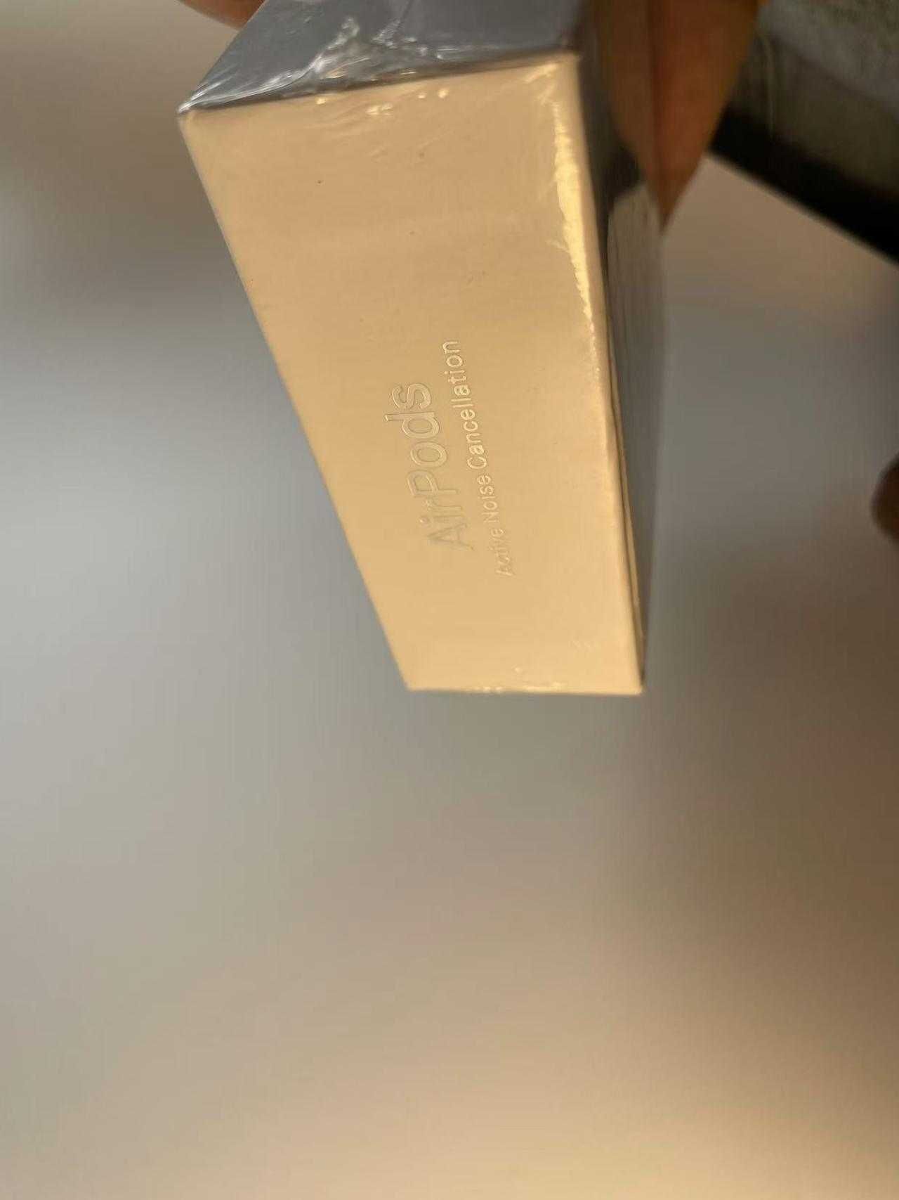 Zupełnie nowe słuchawki__Apple_AirPods__4_generacji w świetnej cenie