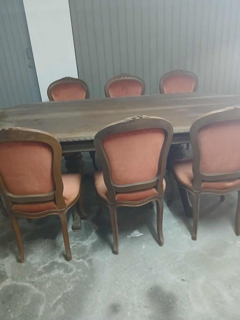 Mesa grande em madeira maciça com 8 cadeiras em veludo