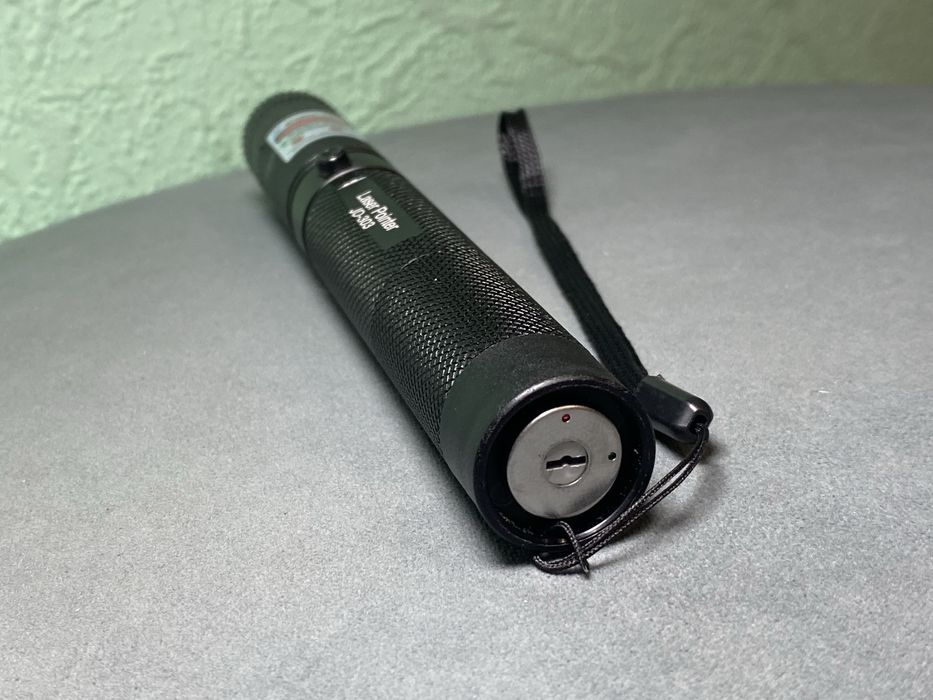 Мощная лазерная указка. Дальность до 15 км. С аккумулятором и зарядкой