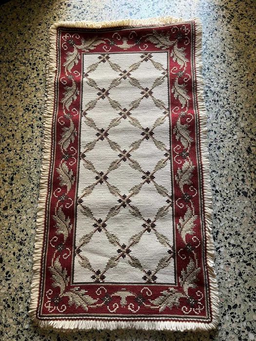 Conjunto de 3 Tapetes Arraiolos para Quarto – Novos!