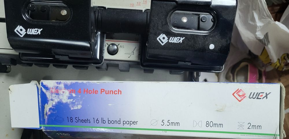 Діркопробивач Wex на 4 отвори.