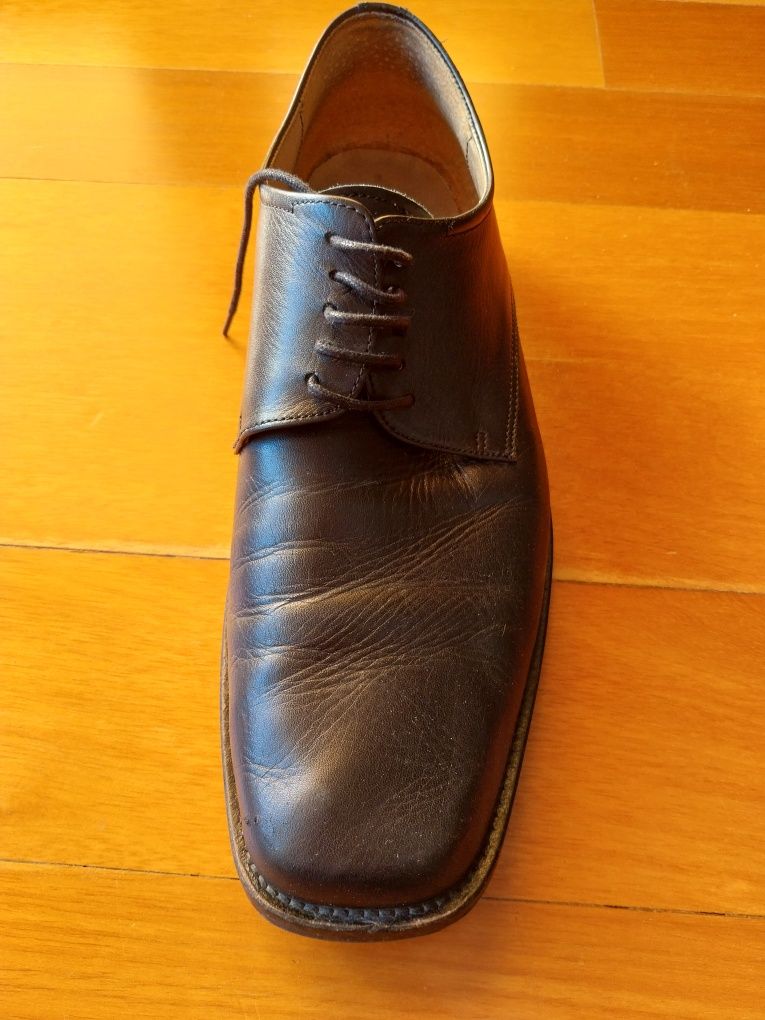 Sapatos de pele traje académico
