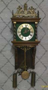 Relógio de parede antigo com pêndulos