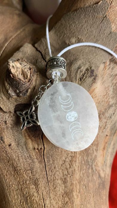 Colar com a pedra Selenite e com vários cristais e pedras