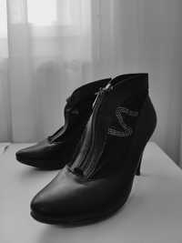 Взуття жіночі ботінки на каблуку
