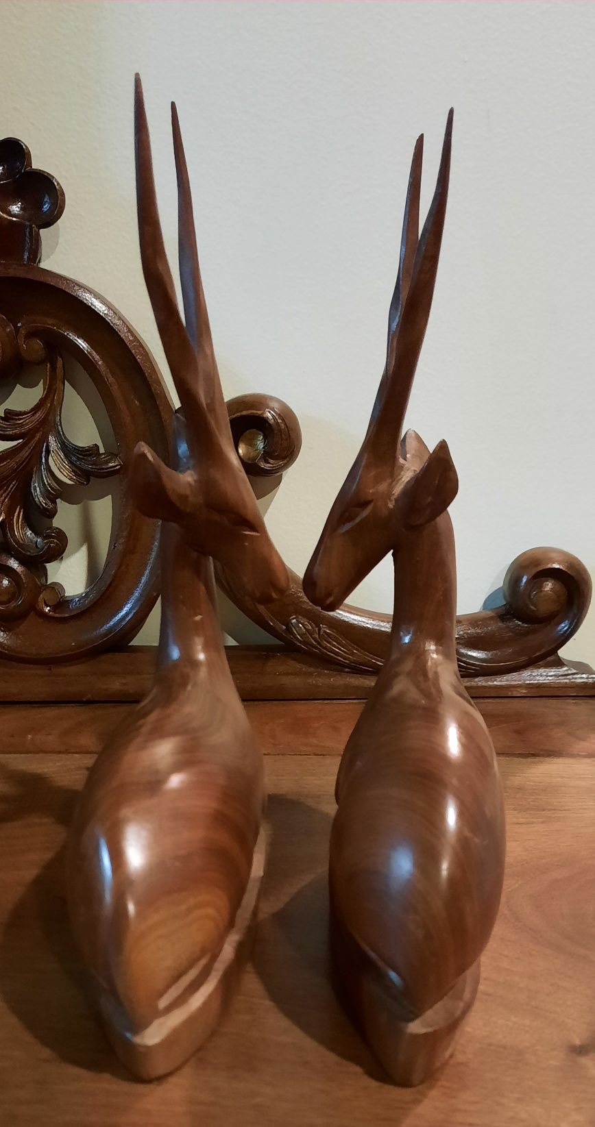 Magnífico e grande par de esculturas de veados madeira esculpida à mão