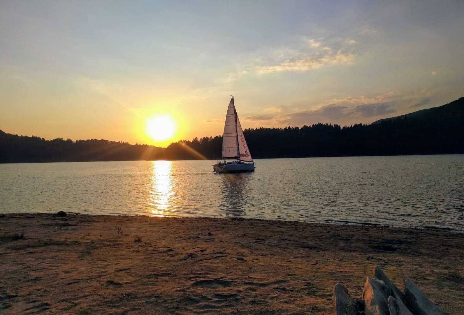 REJS Jachtem ZE STERNIKIEM po Solinie Polańczyk Olchowiec Solina