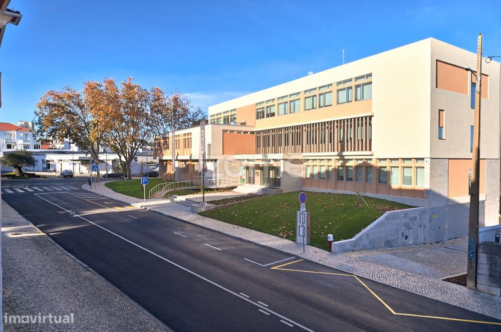 Escritório/Serviços frente ao novo Centro Saúde Cascais