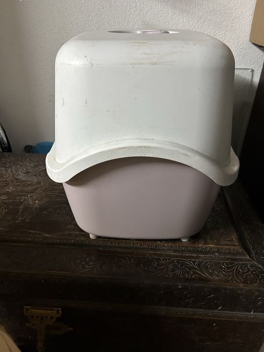 Caixa liteira para gatos, beje e branco .