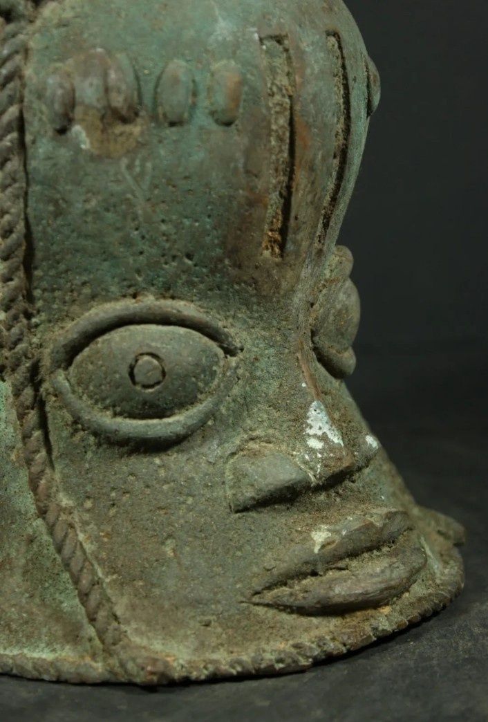 Escultura em bronze Sinete de cerimônia real, militar Benin séc xvi