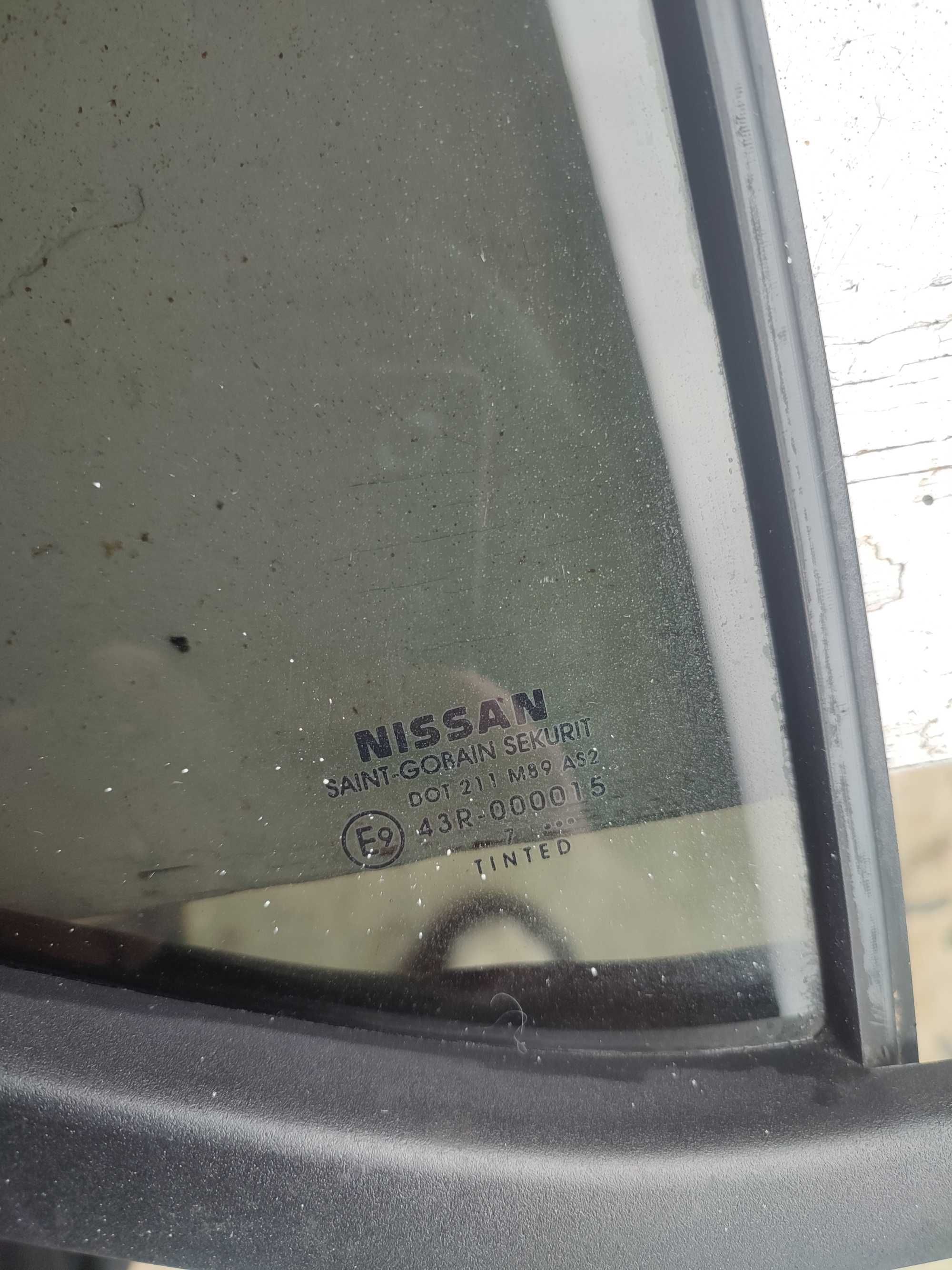 Скло задньої лівої двері Nissan navara 2007