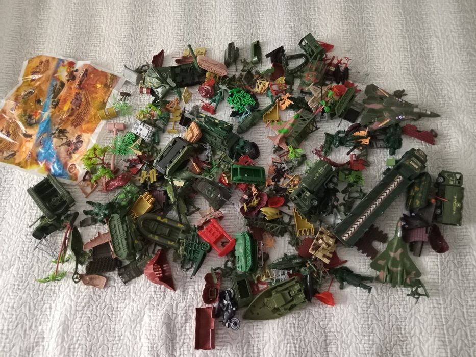 Огромный набор солдатиков и военной техники