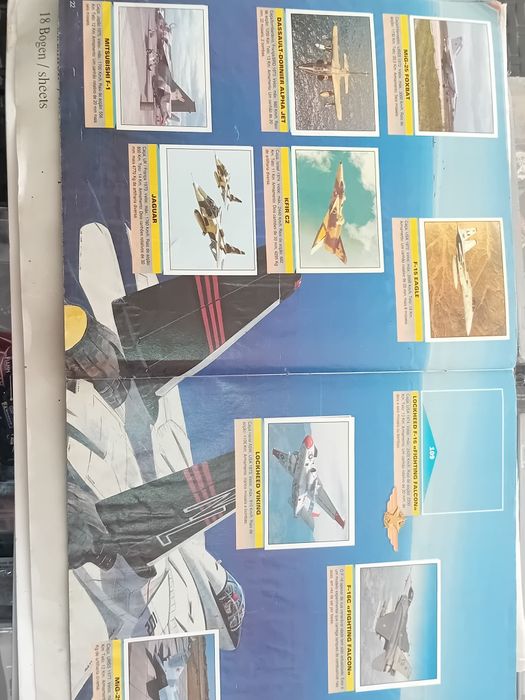 Caderneta aviões de combate