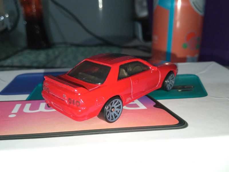 Nissan Skyline GT-R R32 hot wheels czerwony