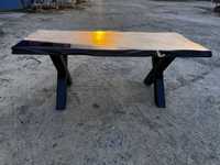 stół wykonany z żywicy epoksydowej i drewna