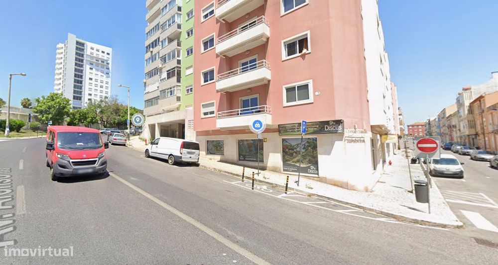 Excelente T1 mobilado e equipado c/ Estacionamento em Penha de França