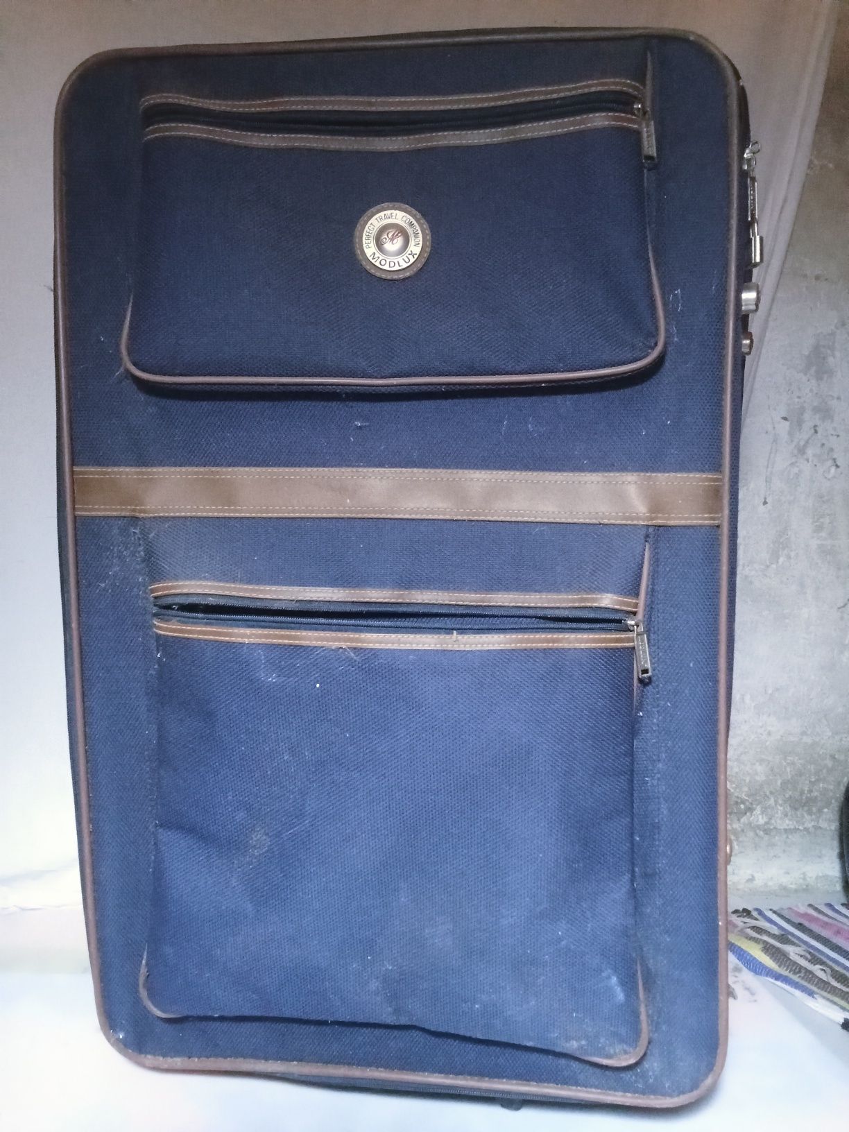 Mala de viagem,80x74, retro, com comodidades de uma mala moderna.