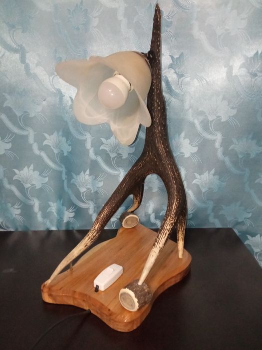 Настільна лампа із рога оленя