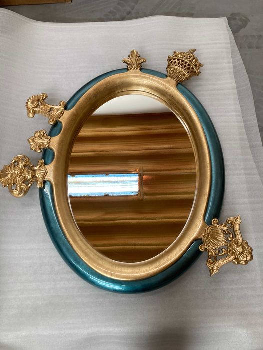 Espelho de parede em talha e folha dourada.