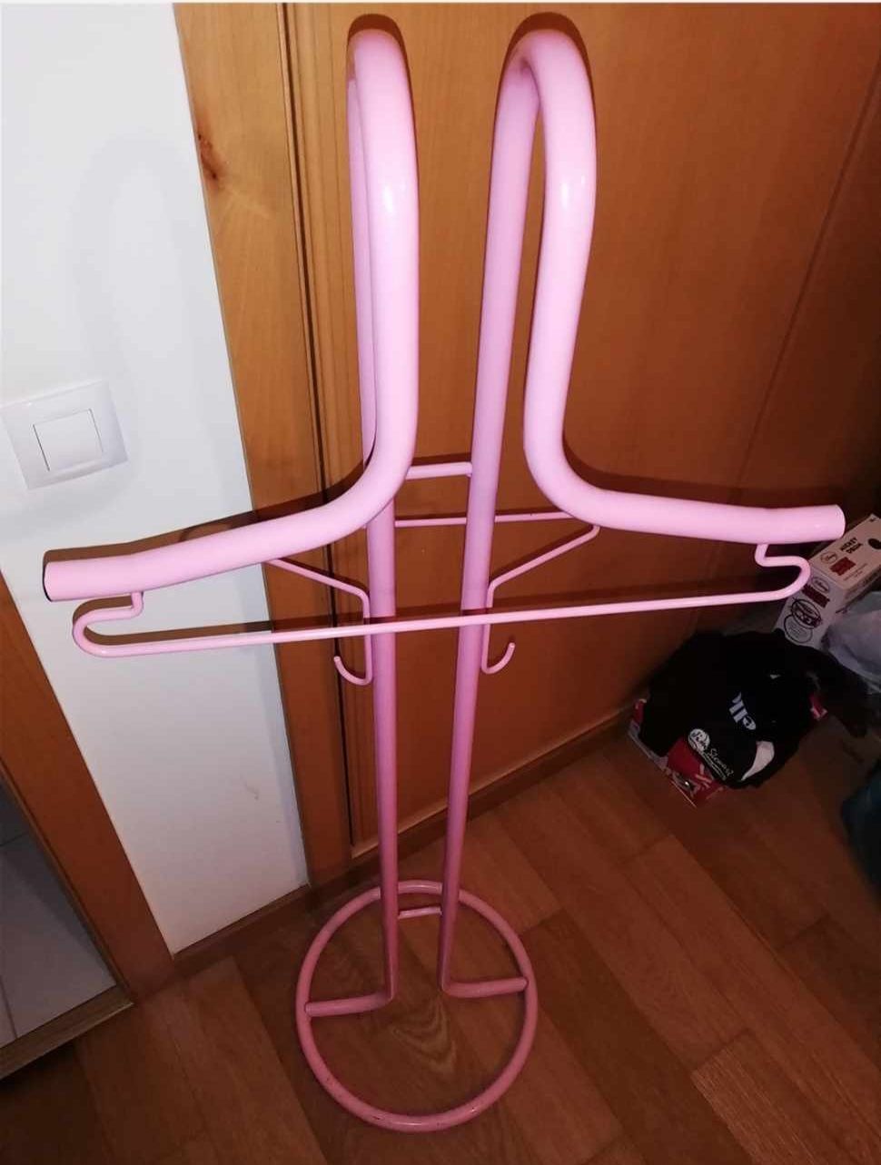 Cabide de roupa em metal rosa