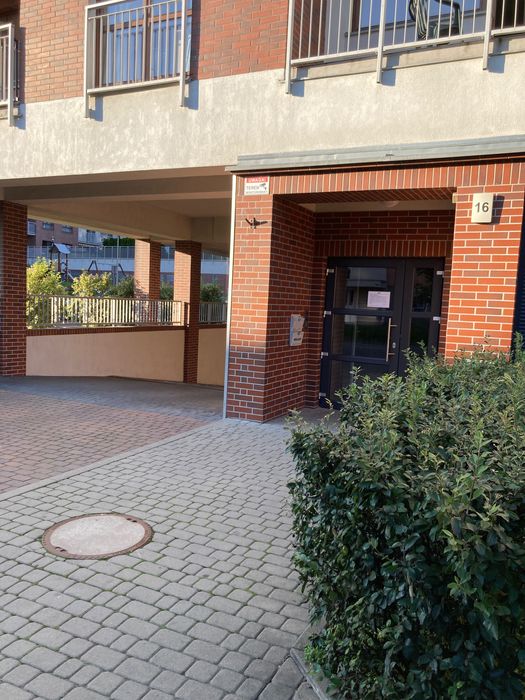 Miejsce postojowe z komórką pod budynkiem wynajmę. Lokalizacja-centrum