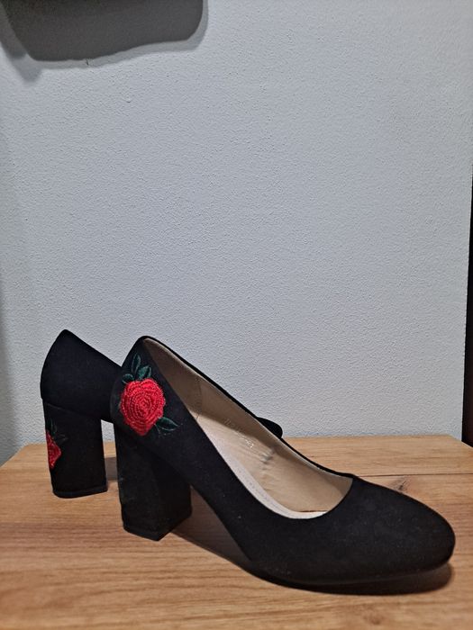 Obuwie damskie na słupku rozmiar 41