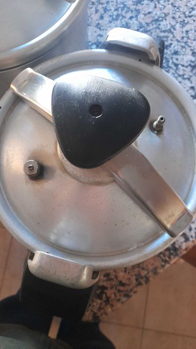 Grelhadores em Pedra e 1 panela de presão