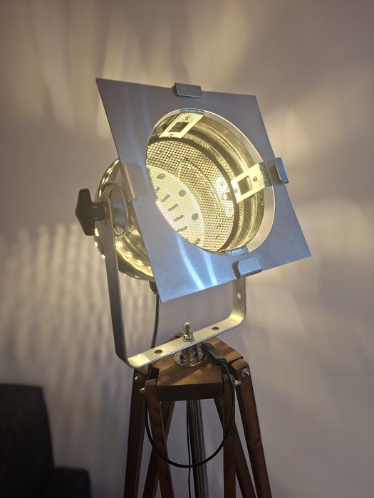 Lampa stojąca a'la studyjna