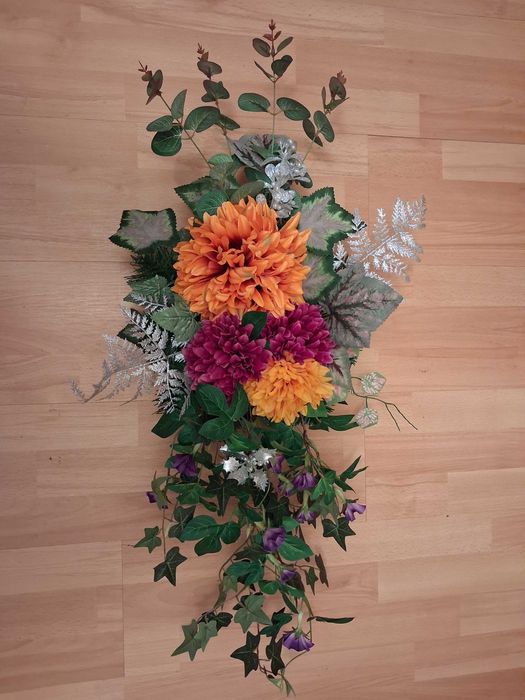 Wiązanka ze sztucznych kwiatów na groby