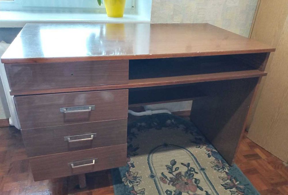 Добротний письмовий стіл з шухлядами полицями дерев'яний стол