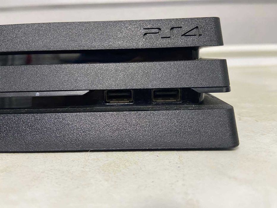 Консоль Sony PlayStation 4 PRO 1TB + два Геймпада