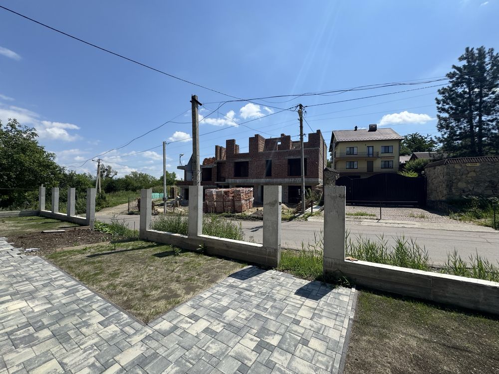 Продається Будинок гарна локація можливо під є оселю
